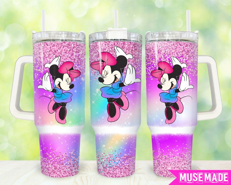 K&ouml;nnte beinhalten: Drei mit Glitzer bedeckte Becher mit einem Minnie Mouse-Design. Das Design zeigt Minnie mit einer rosa Schleife, einem blauen Kleid und rosa Schuhen. Die Becher haben einen wei&szlig;en Griff und Deckel mit einem Strohhalm. Der Hintergrund hat einen Farbverlauf aus Rosa, Lila und Blau.