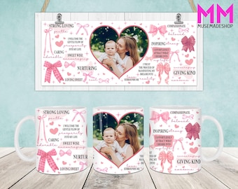 Puede incluir: Taza de cerámica blanca con un diseño de corazón rosa y texto inspirador. El texto incluye frases como "Strong Loving", "Sweet Wise", "Nurturing", "Compassionate", "Inspiring", y "Giving Kind". La taza presenta una foto de una madre y un hijo.