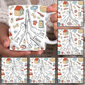 Puede incluir: Taza de cerámica blanca con un diseño colorido de huellas de patas de perro, huesos, juguetes para perros y una caseta para perros. El texto "Nombre del perro" está escrito en la taza.