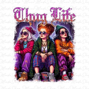 Puede incluir: Tres mujeres vestidas con ropa colorida y gafas de sol, sentadas en un borde. Las mujeres llevan un atuendo rojo y morado, un atuendo verde y a cuadros y un atuendo naranja y morado. El texto "Thug Life" está escrito en purpurina rosa y dorada sobre las mujeres.