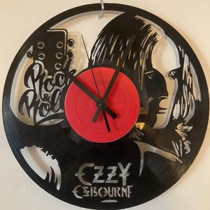 Deze unieke lasergesneden LP klok brengt de iconische stijl van  in uw huis.