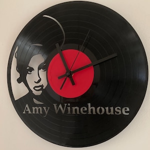 Relógio de parede de vinil com silhueta feminina – Relógio feito com LP reciclado – Presente retrô para amantes de música – Design preto e vermelho – Item de decoração exclusivo