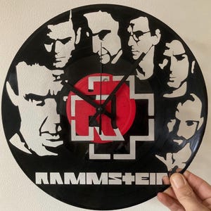 Relógio de parede de vinil estilo rock industrial – Relógio feito com disco de vinil reciclado – Arte de parede heavy metal – Presente para fã de música – Pronto para pendurar