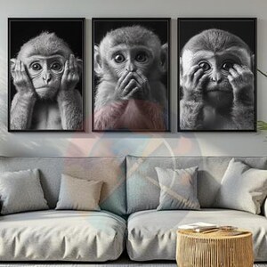 Può includere: Tre immagini in bianco e nero di scimmie che si coprono gli occhi, la bocca e le orecchie. Le scimmie sono in una posa giocosa, e le immagini sono un meme popolare.