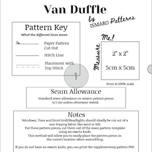 Może przedstawiać: Biała kartka z instrukcjami do wzoru "The Van Duffle" autorstwa ISMARO Patterns. Zawiera klucz wzoru, szczeg&oacute;ły dotyczące zapasu na szwy i notatki. Pole pomiarowe pokazuje 5cm x 5cm.
