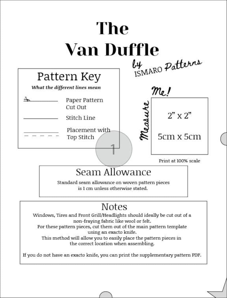 Może przedstawiać: Biała kartka z instrukcjami do wzoru "The Van Duffle" autorstwa ISMARO Patterns. Zawiera klucz wzoru, szczeg&oacute;ły dotyczące zapasu na szwy i notatki. Pole pomiarowe pokazuje 5cm x 5cm.