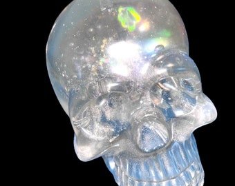 Caveira de resina extra grande com agitador de líquidos - cérebros de água! Ckear, caveira cristalina com pegadas iridescentes - globo de neve!
