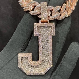 Pingente de letra "J" em camadas de moissanita VVS1 com lapidação esmeralda, colar com nome personalizado de hip hop com fonte baguette, pingente com glacê, joias de hip hop para rappers