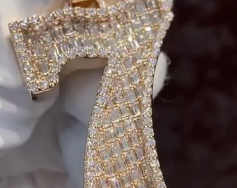 Colgante con número de la suerte personalizado para hombre, de plata 925, con moissanita VVS auténtica, baguette y diamante, de 4,21 quilates.