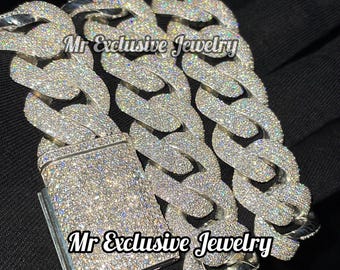 Op de afbeelding: Een zilveren Cuban link ketting met een groot, chunky ontwerp. De ketting is bedekt met kleine, heldere stenen die hem een sprankelende, ijzige uitstraling geven. De ketting wordt gesloten met een sluiting. De tekst "Mr Exclusive Jewelry" is zichtbaar op de ketting.