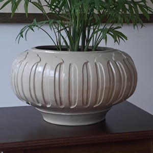 handgeschnitztes Steinzeug Gefäß , mittelgroße Vase/Blumentopf, natürlich-neutrale Tonfarbe; Handgetöpferte Keramik von aptb