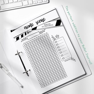 Peut inclure: Page de planificateur imprimable noir et blanc avec le texte "crime scene" et "period in progress". La page est divis&eacute;e en une grille avec des cases pour chaque jour de l'ann&eacute;e. Il y a aussi des cases &agrave; cocher et un espace pour les notes.