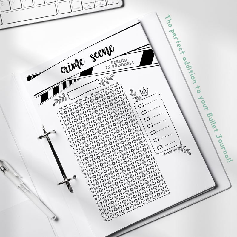 Peut inclure: Page de planificateur imprimable noir et blanc avec le texte "crime scene" et "period in progress". La page est divis&eacute;e en une grille avec des cases pour chaque jour de l'ann&eacute;e. Il y a aussi des cases &agrave; cocher et un espace pour les notes.
