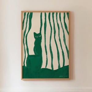 Könnte beinhalten: Gerahmter Kunstdruck mit einer grünen Katzen-Silhouette vor vertikalen grünen und cremefarbenen Streifen. Das Kunstwerk hat einen minimalistischen Stil, mit einem einfarbigen grünen Sockel und einem hellen Holzrahmen. Signatur.