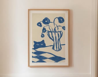SNEAKY CAT 02 - Malerei von Iambuni Studio, Blauer Küchendruck, Abstrakte Blumenvase, Skandinavische Tierskizze | Digital druckbare Kunst