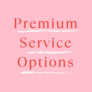 Könnte beinhalten: Ein rosa Hintergrund mit den Worten "Premium Service Options" in Rot, getrennt durch weiße Pinselstriche. Der Text ist zentriert und verwendet eine fette Serifen-Schriftart.