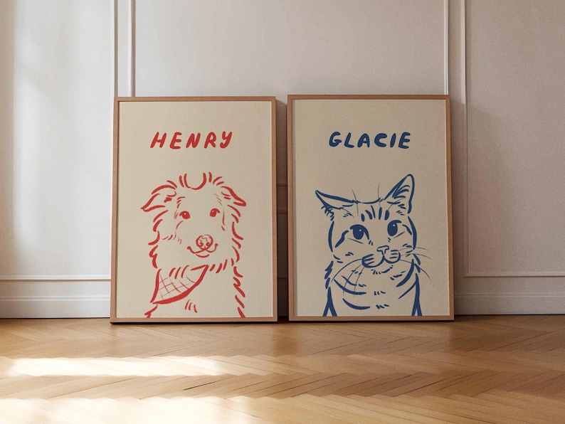 K&ouml;nnte beinhalten: Zwei gerahmte Kunstdrucke mit Tierportr&auml;ts. Einer zeigt eine rote Umrisszeichnung eines Hundes mit dem Namen "HENRY" dar&uuml;ber. Der andere zeigt eine blaue Umrisszeichnung einer Katze mit dem Namen "GLACIE". Beide Drucke haben einen cremefarbenen Hintergrund.