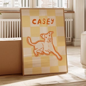 Könnte beinhalten: Ein gerahmter Kunstdruck mit einer Hundeillustration. Das Kunstwerk zeigt einen Hund in entspannter Pose, darüber steht der Name "CASEY". Der Hintergrund ist ein gelb-weißes Karomuster, und der Hund ist orange umrandet.