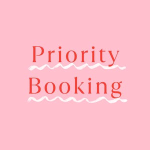 Peut inclure: Un graphique rose clair présentant le texte rouge Priority Booking dans une police serif. Sous chaque mot se trouve une ligne ondulée blanche horizontale qui semble peinte à la main avec une texture de coup de pinceau. Le design est centré.
