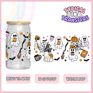Puede incluir: Un vaso de vidrio transparente con tapa y pajita de bambú, con un diseño temático de Halloween. El diseño incluye fantasmas de dibujos animados, calabazas, murciélagos y estrellas. El texto "TYPICAL TINA TRANSFERS" es visible. La parte inferior de la imagen dice "READY TO APPLY", "16 OZ UVDTF" y "WATERPROOF".