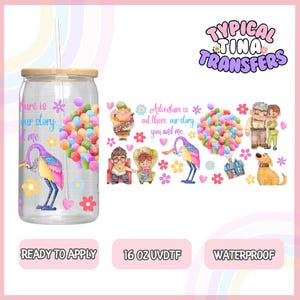 Może przedstawiać: Przezroczysty kubek o pojemności 473 ml z drewnianym wieczkiem i słomką. Kubek zdobią kolorowe balony, ptak, kwiaty i postacie z filmu „W górę, w górę!”. W projekcie znajduje się tekst „There is our story and me” oraz „Adventure is out there, our story you and me”. Kubek jest gotowy do aplikacji i wodoodporny.