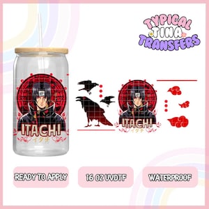Könnte beinhalten: Ein 473 ml klarer Becher mit Bambusdeckel und Strohhalm. Der Becher zeigt eine Grafik von Itachi Uchiha aus dem Anime Naruto. Die Grafik enthält Itachis Namen in Japanisch, ein rotes Wolkensymbol und schwarze Krähen. Der Becher ist gebrauchsfertig und wasserdicht.