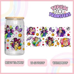 Puede incluir: Un vaso transparente de 473 ml con una pajita y una tapa de madera. El vaso está decorado con un diseño colorido que presenta personajes de anime, corazones, estrellas y monedas. El texto "Typical Tina Transfers" está en la esquina superior derecha de la imagen. El texto "Ready to Apply", "16 oz UVDTF" y "Waterproof" están en la parte inferior de la imagen.