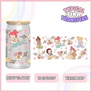 Könnte beinhalten: Ein Set mit sechs 473 ml UV-DTF-Transfers mit Disney-Prinzessinnen und floralen Designs. Die Transfers sind gebrauchsfertig und wasserdicht. Der Text "Typical Tina Transfers" befindet sich in der oberen rechten Ecke des Bildes.