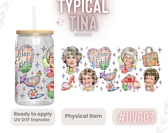 Op de afbeelding: Een transparante tumbler met een houten deksel en een rietje. De tumbler is versierd met een ontwerp met de Golden Girls-personages, harten en tropische bladeren. De tekst "Golden Girls" is zichtbaar op de tumbler. De tekst "Typical Tina Creations" is zichtbaar bovenaan de afbeelding. De tekst "#UV603" is zichtbaar onderaan de afbeelding.