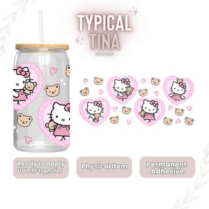 Pode incluir: Um copo de vidro transparente em forma de lata com tampa e canudo de bambu, apresentando um design de coração rosa com gráficos da Hello Kitty e ursinhos de pelúcia. O texto "TYPICAL TINA CREATIONS" está no topo. Inclui transferência UV DTF e adesivo permanente.