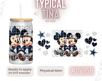 Op de afbeelding: Een doorzichtige tumbler met een rietje en een ontwerp met Mickey en Minnie Mouse die Dallas Cowboys-truien dragen. Het ontwerp bevat de woorden "Cowboys" en het nummer "4".
