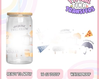 Op de afbeelding: Een 473 ml transparante tumbler met een houten deksel en een rietje. De tumbler heeft een ontwerp met de tekst "Where you lead I will follow" en andere afbeeldingen. De tumbler is klaar om te worden aangebracht en waterdicht.