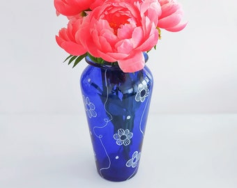 Vase bleu en verre, chiné, illustré de fleurs blanche peint à la main, TARA