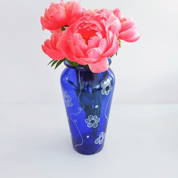 Vase bleu en verre, chiné, illustré de fleurs blanche peint à la main, TARA