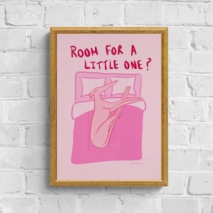 Platz für die Kleinen? Doggo Themed, Instant Download, lebhaft, lustig und schrullig, rosa Wand Kunst Druck, erhältlich in den Größen A5, A4, A3