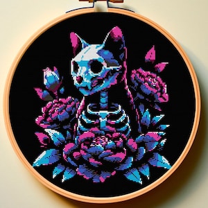 以下が含まれることがあります： 黒い背景に、ピンクとブルーの花に囲まれた、頭蓋骨の頭を持つスケルトン猫のクロスステッチ刺繍