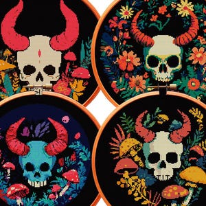 以下が含まれることがあります： 角と花やキノコのモチーフで囲まれた、頭蓋骨のデザインのクロスステッチ刺繍枠が4つ。頭蓋骨は白、青、緑など様々な色で、赤い角があります。背景は黒で、枠は木製です。