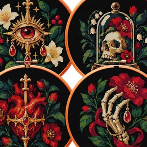 Pode incluir: Quatro bastidores de bordado circulares com desenhos em ponto cruz sobre tecido preto. Os designs incluem um olho dourado com detalhes vermelhos, um crânio sob uma cúpula de vidro, um coração anatômico atravessado por uma cruz e uma mão esquelética.