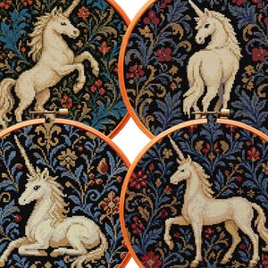 Könnte beinhalten: Vier runde Stickrahmen mit Kreuzstichmustern von weißen Einhörnern auf schwarzem Grund. Jeder Rahmen zeigt eine andere Pose des Einhorns, umgeben von detaillierten Blumen- und Blattmotiven in den Farben Rot, Blau und Grün.