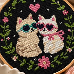 Patrón divertido de punto de cruz (descarga en PDF) Gatitos juguetones Gato extraño Bordado floral sencillo en punto de cruz Flores Corazón Amor Arte pixelado genial
