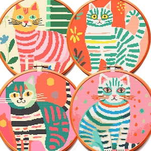 Peut inclure: Quatre cerceaux à broder avec des motifs de chats colorés. Chaque cerceau présente un chat différent avec un motif rayé unique. Les chats sont entourés de fleurs et de formes géométriques.