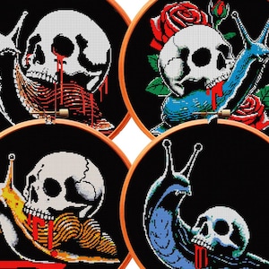 以下が含まれることがあります： 黒い背景に、4つのクロスステッチ刺繍フープ。それぞれ、さまざまな色のカタツムリと頭蓋骨が特徴です。1つは赤いバラを持っています。頭蓋骨からは血が滴っています。カタツムリは黄色、青、白です。