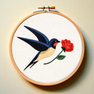 以下が含まれることがあります： 赤いバラを運ぶツバメの刺繍アート。鳥は青と黒の翼、赤い喉、ベージュの胸を持っています。刺繍は木製の枠にセットされており、装飾的な作品になっています。