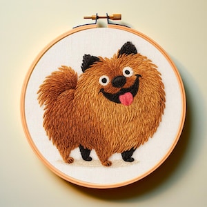 以下が含まれることがあります： 笑顔のポメラニアン犬の刺繍アート。犬は茶色の毛皮で、耳と足に黒いアクセントがあります。舌はピンク色で、木製の刺繍枠に入っています。背景は無地の淡いベージュ色です。