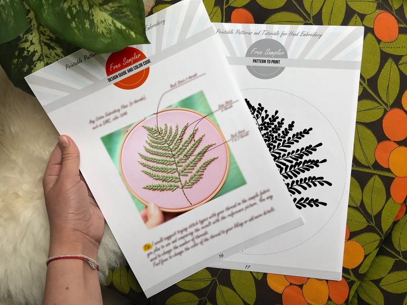 K&ouml;nnte beinhalten: Zwei druckbare Stickmuster, eines mit einem gr&uuml;nen Farnmuster in einem Reifen und das andere mit einem schwarzen Farnmuster. Der Text "Free Sampler" ist auf beiden Seiten sichtbar.