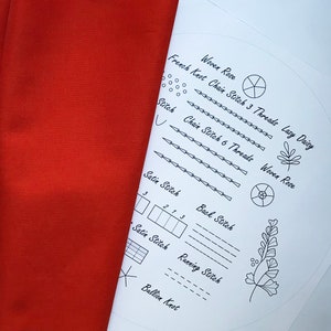 K&ouml;nnte beinhalten: Ein wei&szlig;es Blatt Papier mit verschiedenen Stickmustern, die illustriert und beschriftet sind. Die Stiche umfassen gewebte Rose, franz&ouml;sischen Knoten-Kettenstich, Kettenstich, Satinstich, R&uuml;ckstich, Laufstich und Knopflochstich.