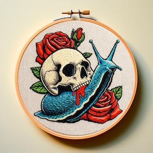 以下が含まれることがあります： 木製のフレームに刺繍されたアートワーク。赤い血を流すドクロが青いカタツムリの上に描かれています。赤いバラと緑の葉がドクロとカタツムリを囲み、ゴシックでユニークなデザインを作り出しています。
