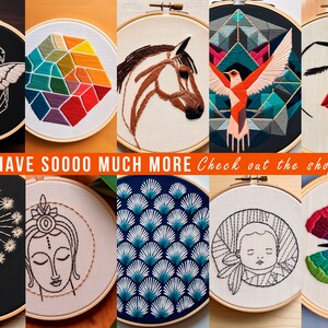 K&ouml;nnte beinhalten: Eine Sammlung von 10 Stickbildern in Stickrahmen mit verschiedenen Designs, darunter ein Nachtfalter, geometrische Formen, ein Pferd, ein Vogel, ein Gesicht, ein L&ouml;wenzahn, ein Buddha, ein F&auml;chermuster, ein Baby und ein Schmetterling. Der Text "I HAVE SOOOO MUCH MORE Check out the shop" ist unter den Rahmen zu sehen.
