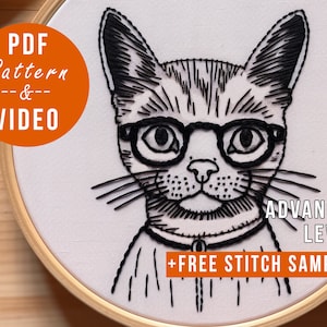 Puede incluir: Aro de bordado en blanco y negro con un gato que lleva gafas y un collar. El texto "PDF Pattern & VIDEO" está en un círculo en el lado izquierdo del aro. El texto "ADVANCED LEVEL + FREE STITCH SAMPLER" está en el lado derecho del aro.