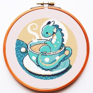 Patrón de punto de cruz de dragón de té PDF Fácil Pequeños animales lindos Libro divertido Libro acogedor Chibi Anime Kawaii Cuento de hadas Descarga instantánea Xstitch